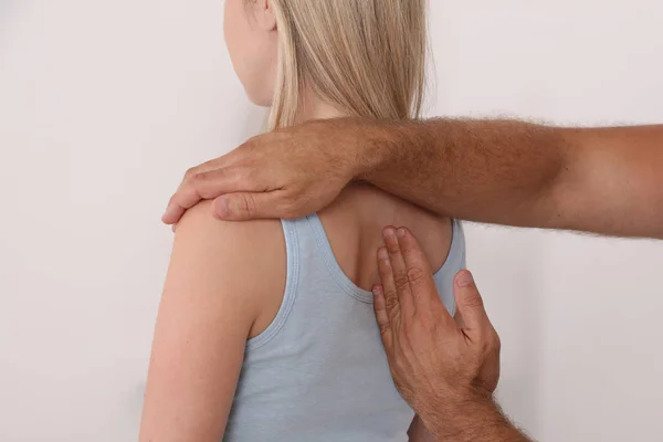 Dolor de espalda, osteopatía / quiropraxia. Fisioterapia para paciente femenina. Corrección de mala postura — Foto de Stock