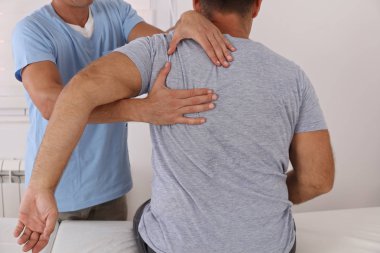 Chiropractic tedavi, Sırt ağrı kesici. Erkek hasta için fizyoterapi / Kinesiyoloji, spor yaralanma kurtarma