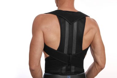 Çekici kaslı adam ve duruş düzeltici. Skolyoz, Kyphosis tedavisi