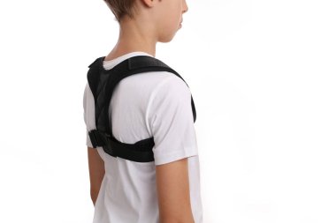 Duruş düzelticisi olan çocuk / okul çocuğu. Skolyoz, Kyphosis tedavisi