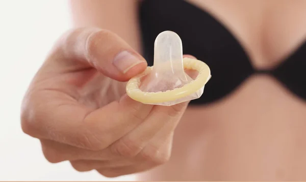 Frau gibt Kondom an ihren Partner. Sexuelle Beziehungen, Empfängnisverhütung, Prävention sexuell übertragbarer Krankheiten. — Stockfoto