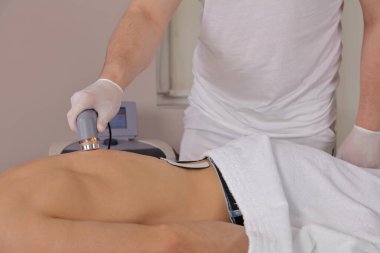 Elektroterapi, sırt ağrısı giderici. Erkek hasta için spor yaralanması rehabilitasyonu