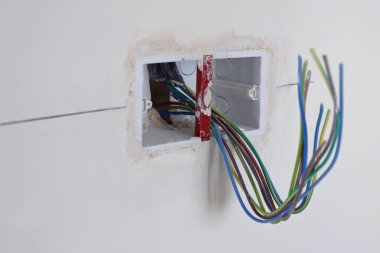 Ev Yenileme, Eski Ev 'in elektrik kablolarının değiştirilmesi