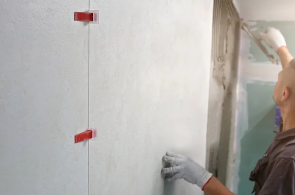 Worker Installing Ceramic Tiles Close — Stock Photo, Image