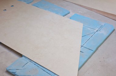 Dairesel testere ile seramik fayanslar kesiliyor