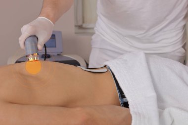 Ultrason terapisi, elektroterapi, sırt ağrısı kesici. Fizyoterapist ve erkek hasta.