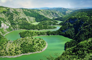 Sırbistan 'ın Uvac Nehri' nin kırsalları. Summer Mountain Canyon nehrinin manzarası. Doğanın mucizesi