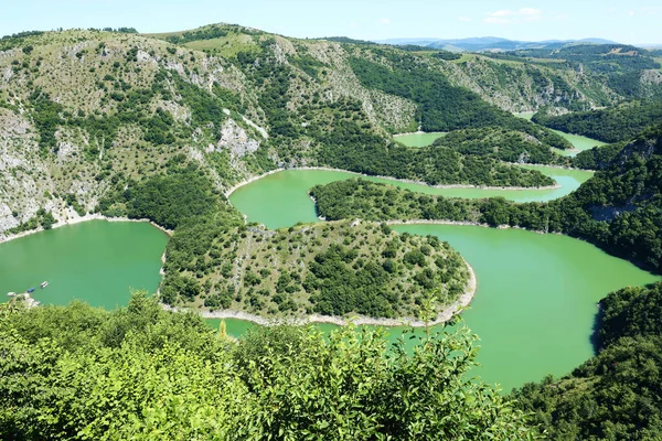 Sırbistan 'ın Uvac Nehri' nin Kadın Ortalamaları. Summer Mountain Canyon nehrinin manzarası. Açık havada yüz maskesi takmanın mucizesi