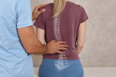 Skolyoz omurga eğrisi anatomisi, duruş düzeltmesi. Kayropraktik tedavi, sırt ağrısı kesici..