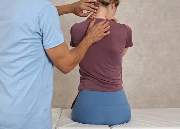 Mujer Que Sufre Dolor Cuello Espalda Durante Examen Médico Quiropráctica — Foto de Stock