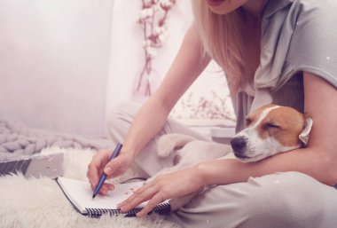 Yeni yıla hazırlanıyorum. Yatak odasında rahat giyinmiş kadın dilek listesi