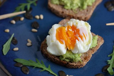 Avokado ve haşlanmış yumurtalı sandviç. Sağlıklı yeme kavramı