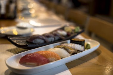 Suşi beyaz tabakta.