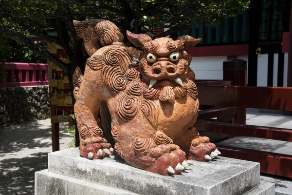 Шиса: статуя лева - хранителя, Окінава, Японія. — стокове фото