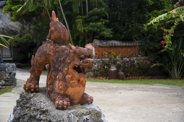 Сиса: статуя льва-хранителя, Окинава, Япония — стоковое фото