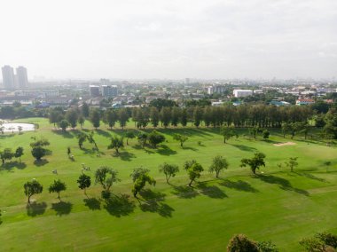 Golf sahasının uçan insansız hava aracı görüntüsü golf sahasında yemyeşil çimenler.