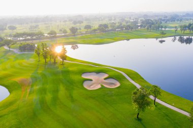 Golf sahasının havadan görünüşü ve sabah güneş doğumu görüntüsü. Bangkok Tayland