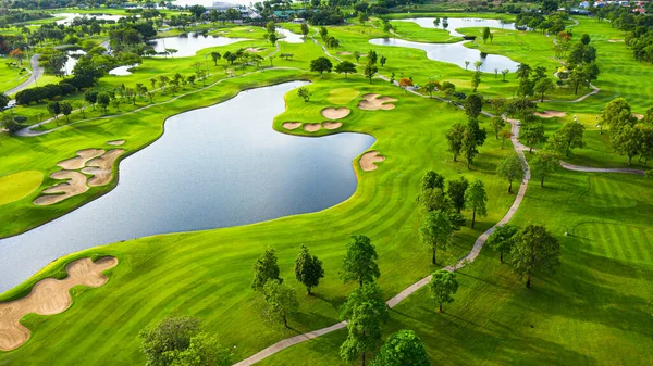 Golf sahasının havadan görünüşü ve sabah güneş doğumu görüntüsü. Bangkok Tayland