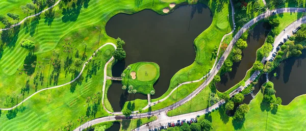 Golf sahasının havadan görünüşü ve sabah güneş doğumu görüntüsü. Bangkok Tayland