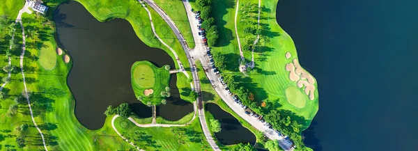 Golf sahasının havadan görünüşü ve sabah güneş doğumu görüntüsü. Bangkok Tayland