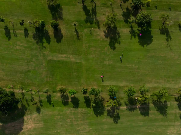 高尔夫球场无人驾驶飞机的空中俯瞰照片 高尔夫球场绿草茂盛 — 图库照片