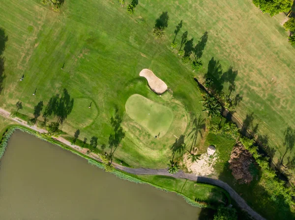 高尔夫球场无人驾驶飞机的空中俯瞰照片 高尔夫球场绿草茂盛 — 图库照片