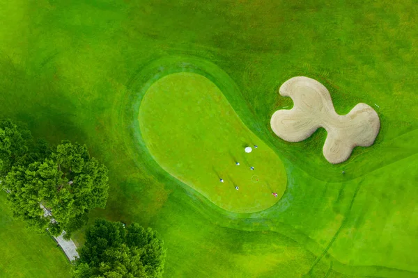 Golf sahasının havadan görünüşü ve sabah güneş doğumu görüntüsü. Bangkok Tayland