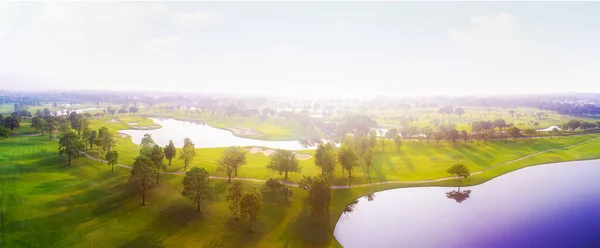 Golf sahasının havadan görünüşü ve sabah güneş doğumu görüntüsü. Bangkok Tayland