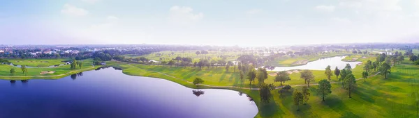 Golf sahasının havadan görünüşü ve sabah güneş doğumu görüntüsü. Bangkok Tayland