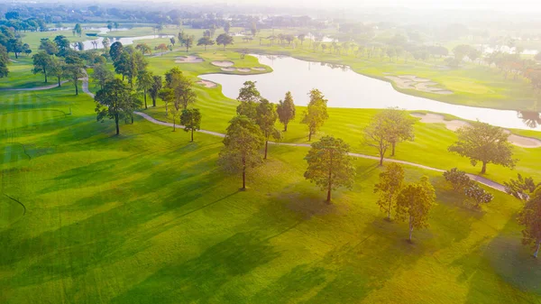 Golf sahasının havadan görünüşü ve sabah güneş doğumu görüntüsü. Bangkok Tayland