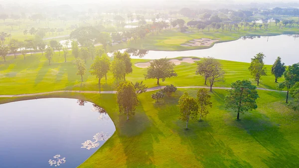 Golf sahasının havadan görünüşü ve sabah güneş doğumu görüntüsü. Bangkok Tayland