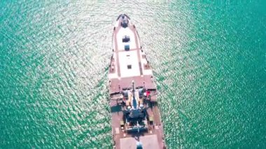 Donanma uçak gemisi açık deniz manzaralı savaş gemisi, askeri deniz taşımacılığı, savaş gemisi güvertesinde askeri kurtarma helikopteri. 