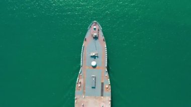 Donanma uçak gemisi açık deniz manzaralı savaş gemisi, askeri deniz taşımacılığı, savaş gemisi güvertesinde askeri kurtarma helikopteri. 