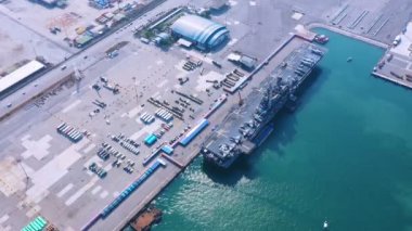 USS Amerika. Donanma uçak gemisi, savaş gemisinin üst görüntüsü, askeri deniz ulaşımı, savaş gemisi güvertesinde askeri kurtarma helikopteri, amfibi saldırı gemisi.