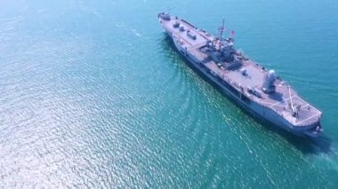 Donanma uçak gemisi açık deniz manzaralı savaş gemisi, askeri deniz taşımacılığı, savaş gemisi güvertesinde askeri kurtarma helikopteri. 