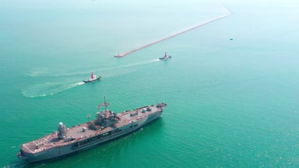 海军航空母舰在公海上从空中俯瞰战列舰 军用海运 军用海军救援直升机在战列舰甲板上 — 图库视频影像