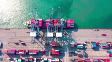 Konteyner gemisi, iş lojistik ithalat-ihracat taşımacılığı uluslararası ve limandaki konteynırların nakliyesi, nakliye konteynırları binaları, dünya çapında nakliye konteynırlarının gece görüşü