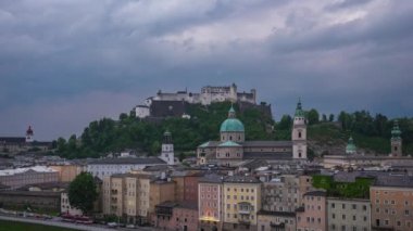 Salzburg, Avusturya timelapse 4k gece zaman atlamalı Salzburg şehir manzarası