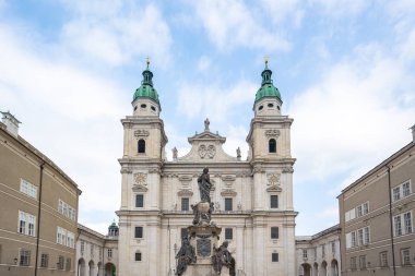Salzburg, Avusturya 'da Salzburg Katedrali ile Marien Heykeli.