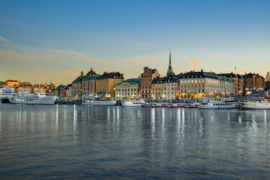 Gece feribot ve tekne Stokholm şehir, İsveç Stokholm manzarası.