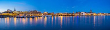 Stockholm manzaralı Gamla Stan ve şehir manzaralı bir gece Stockholm, İsveç 'te..