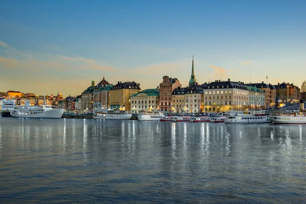 Gece feribot ve tekne Stokholm şehir, İsveç Stokholm manzarası.