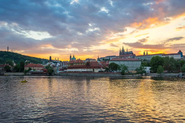 Çek Cumhuriyeti Prag şehir manzarası gün batımı görünümü.