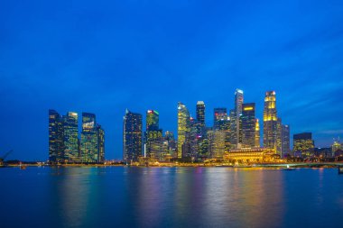 Singapur şehir manzarası ile Marina Bay gece görünümü.