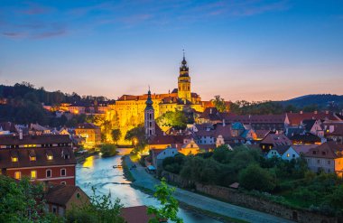 Çek Cumhuriyeti'nde Cesky Krumlov Eski şehrin gece görünümü.