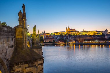Çek Cumhuriyeti Prag Skyline gece görünümü.