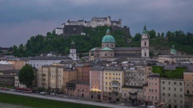 Avusturya timelapse 4k Hohensalzburg Kalesi ile video lapse zaman Salzburg eski şehrin gece için gün