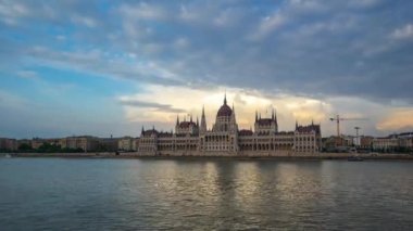 Gün gece zaman atlamalı video Macarca Parlemento Binası, Budapeşte, Macaristan timelapse 4k