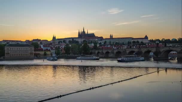 チェコ語 共和国タイムラプス のヴルタヴァ川とプラハ市街のスカイラインの夜タイムラプス ビデオに日 — ストック動画