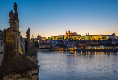 Charles Köprüsü ile Çek Cumhuriyeti Prag'da manzarası, gece.